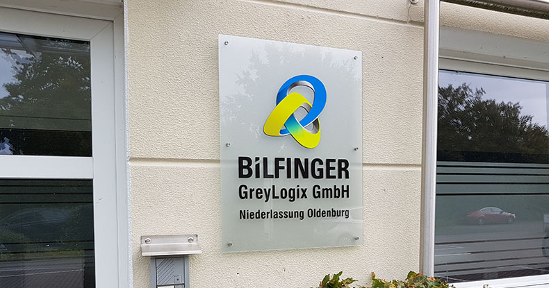 Geplottetes Logo und Schriften an einem Bürohaus in Oldenburg